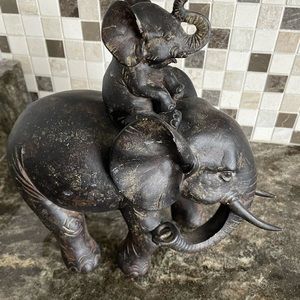 Elephant figurine 7x10 brown
